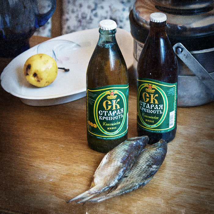Пиво "Старая крепость" (Бендеры) и сушеная рыбка плотва